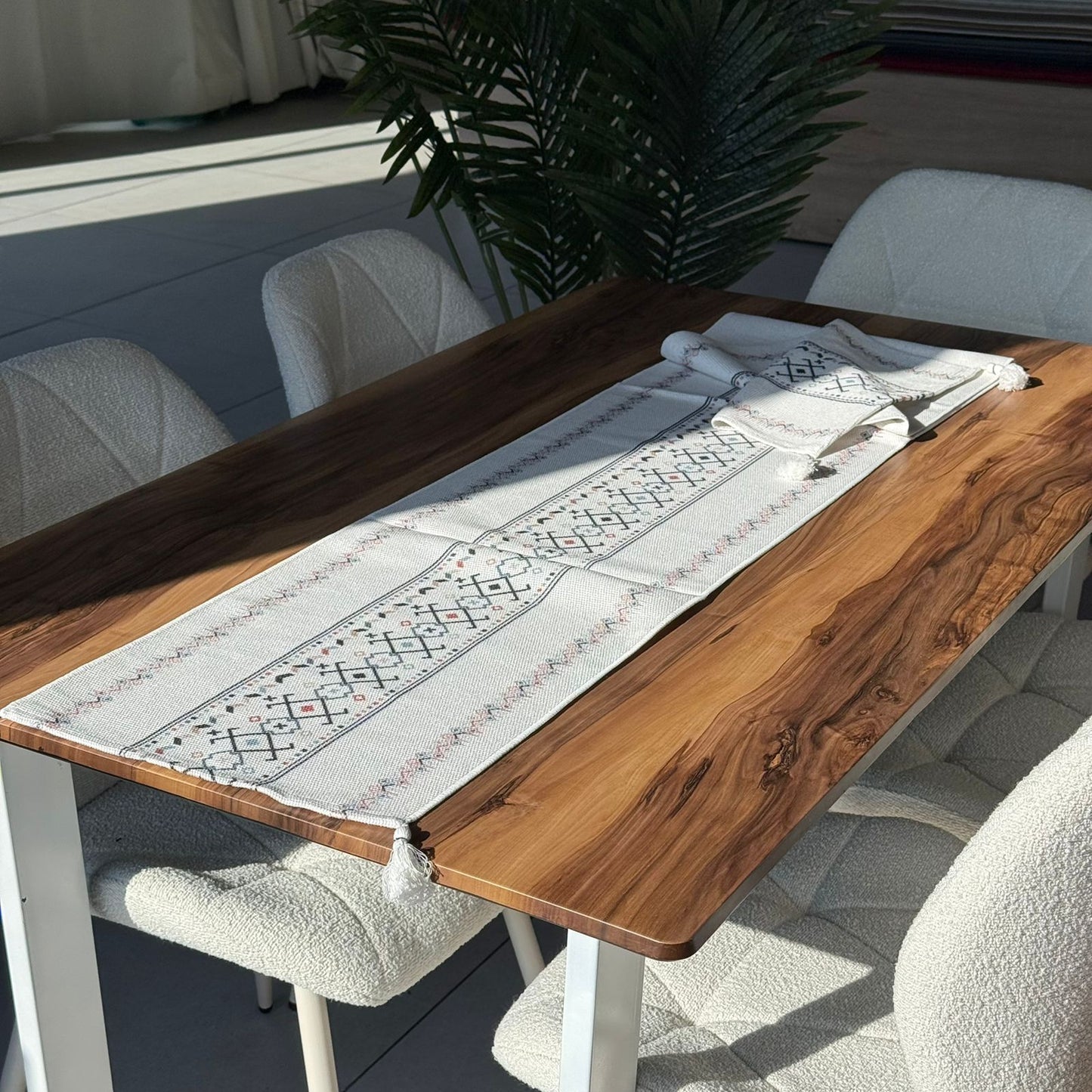 مفرش طاولة منسوج مزخرف مقاس 30 × 180 سم مع تفاصيل شرابة