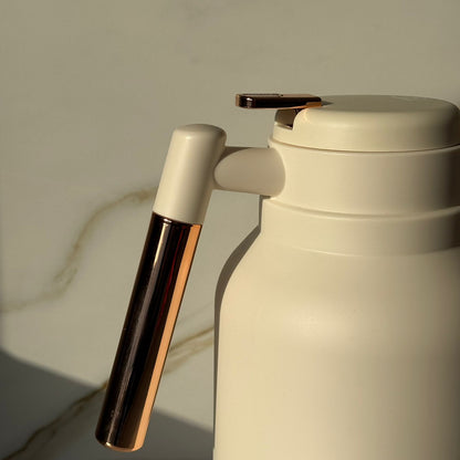 ترمس قهوة وشاي معزول أنيق