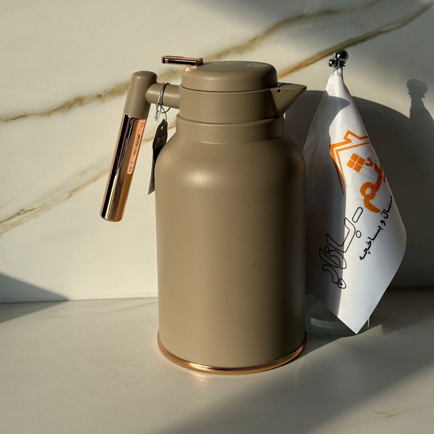 ترمس قهوة وشاي معزول أنيق