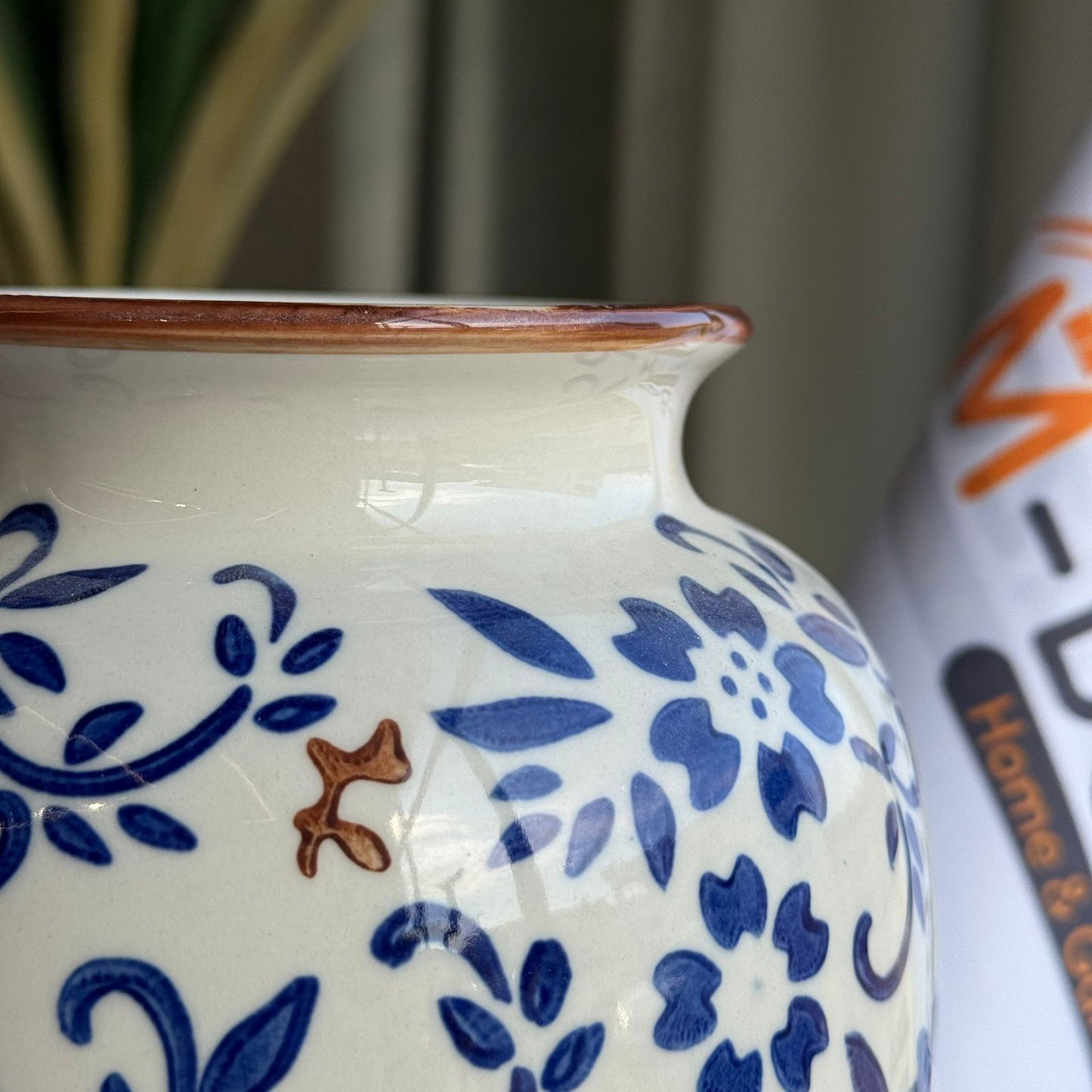 مجموعة مزهرية كلاسيكية كلاسيكية من الزهور الخضراء