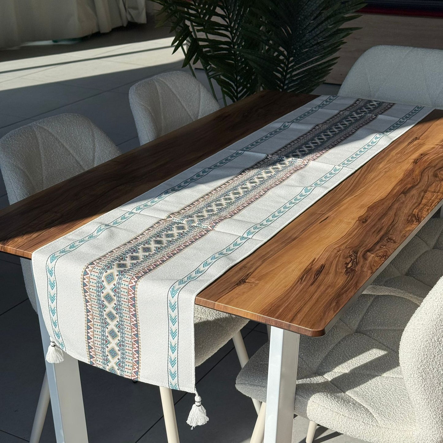 مفرش طاولة منسوج مزخرف مقاس 30 × 180 سم مع تفاصيل شرابة