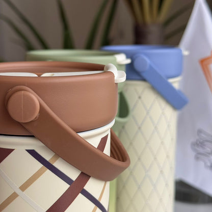 تامبلەری پۆڵایەکی ستانلێسی دوو دیواری مۆدێرن بە قاپێکی پەڕۆ – کۆپێکی گەورەی گەشتیاری