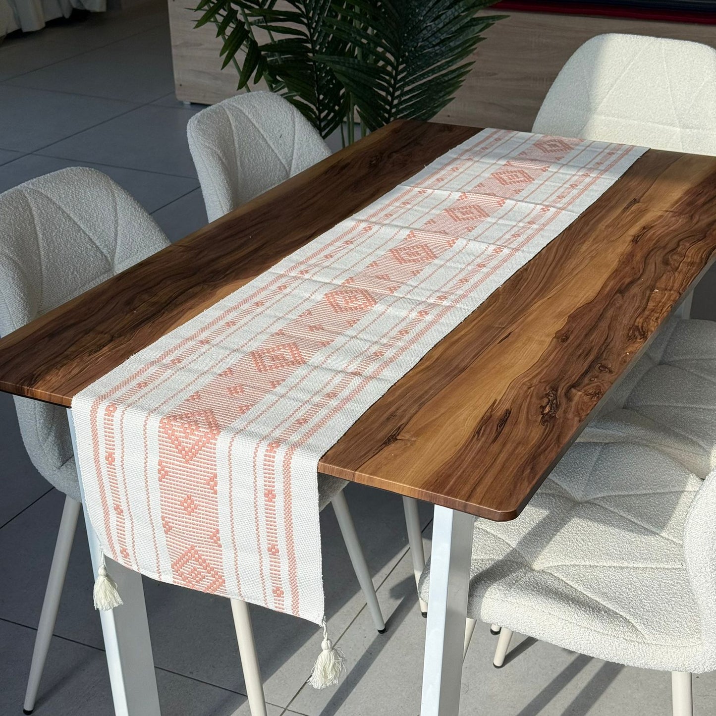 35 × 220 سم ڕاکەری مێزی تواوەی دیکۆراتی بە وردەکاری تاسڵ