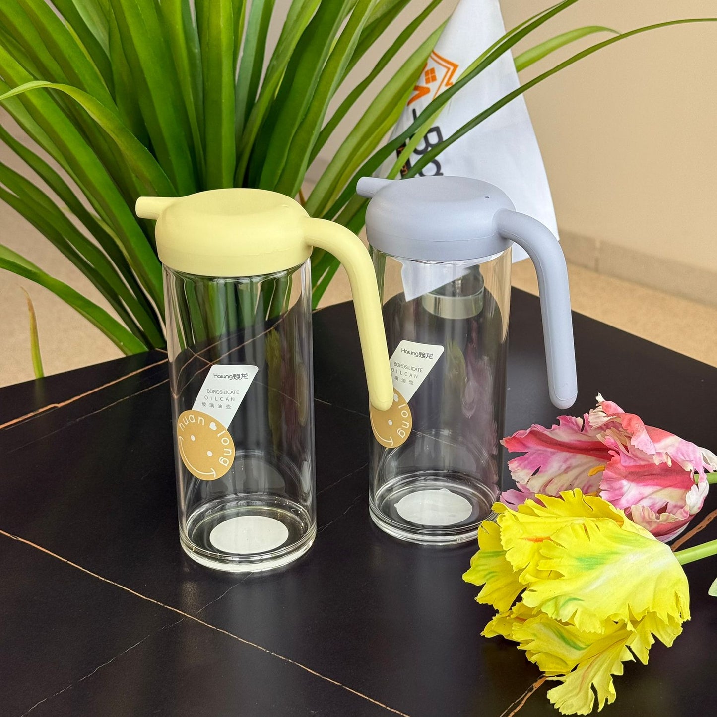 إبريق زجاجي صغير بغطاء سيليكون