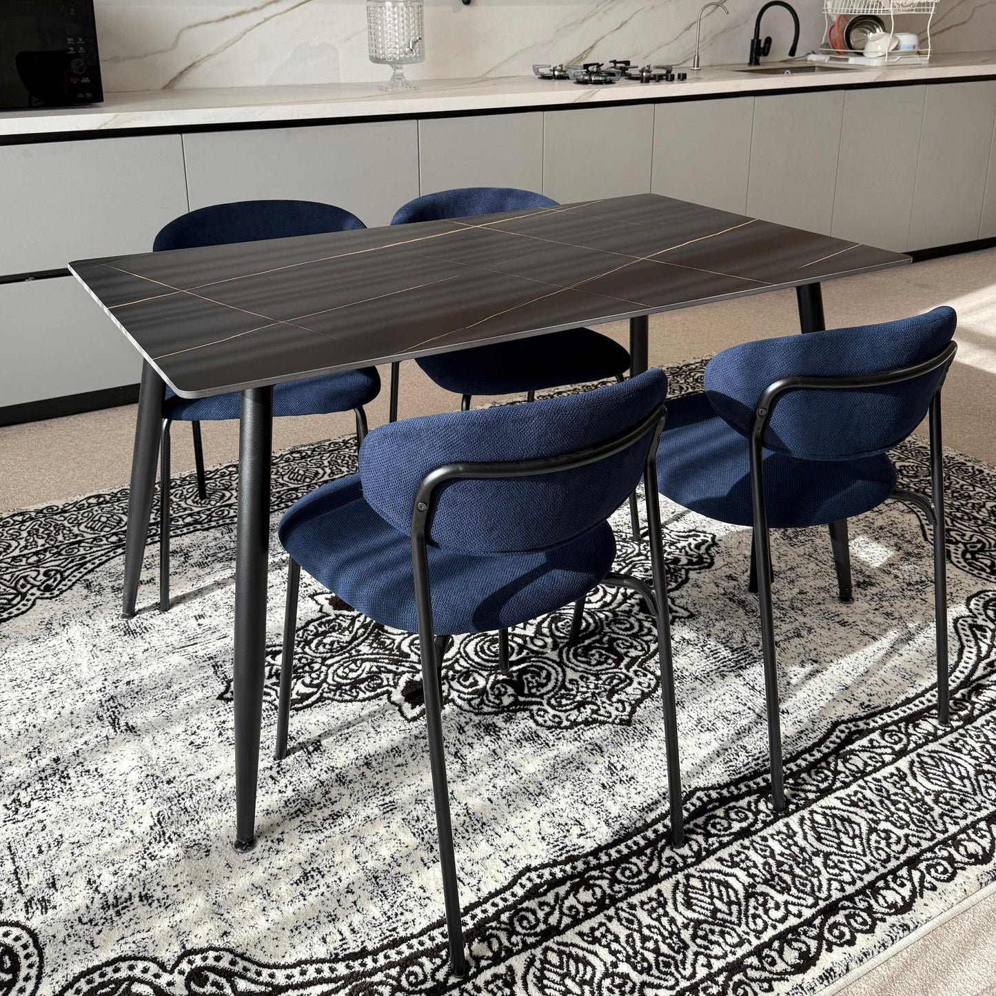 Dany Table و Luca Chairs - مجموعة الطعام الحديثة