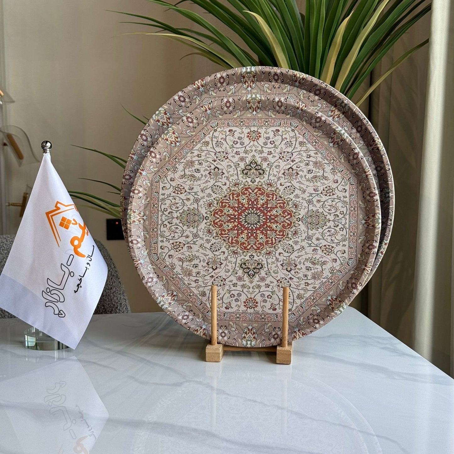 سینی خزمەتکردن بە نەخشی شاهانە