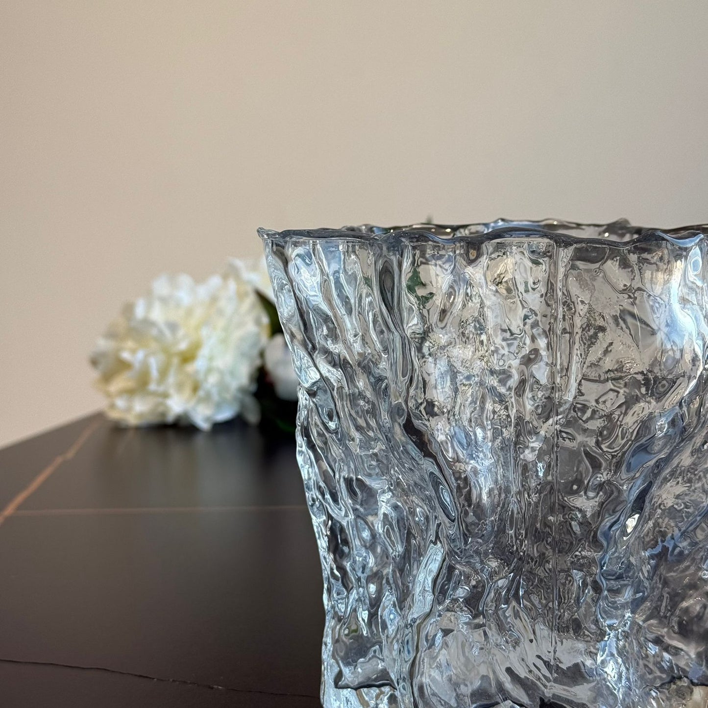 مزهرية حديثة منحوتة على الجليد