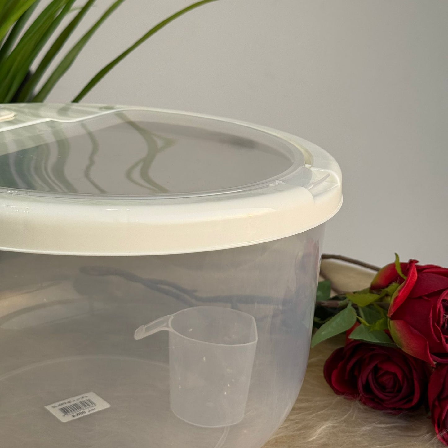 علبة طعام بلاستيكية دائرية مع غطاء بفتحة تهوية