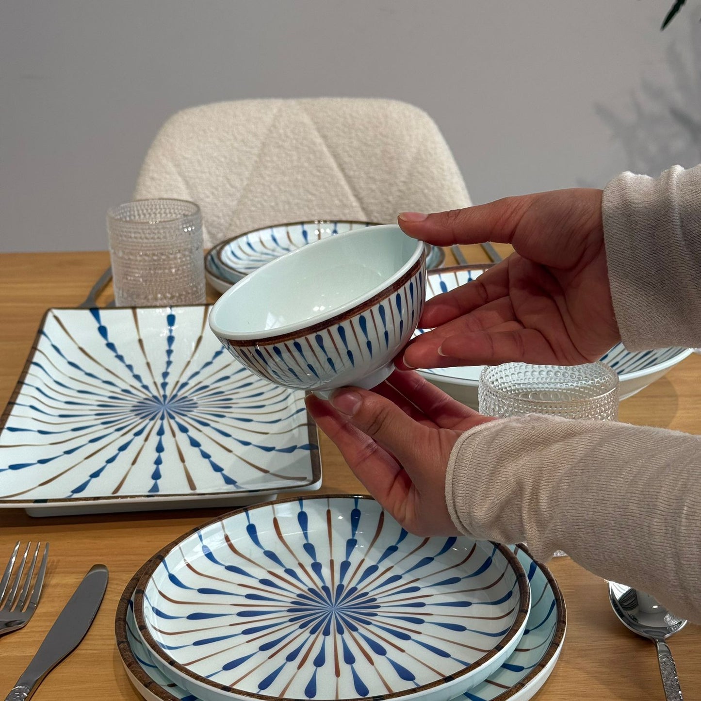 سێتێکی مۆدێرنی  نان خواردن بە نەخشی شین