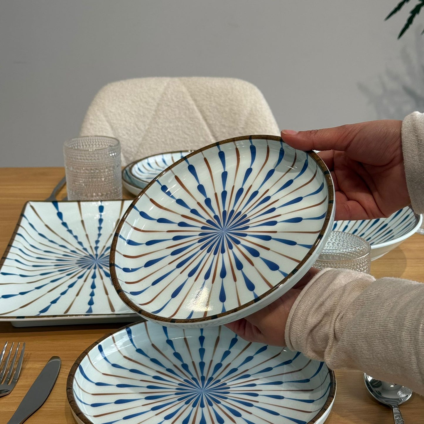 سێتێکی مۆدێرنی  نان خواردن بە نەخشی شین