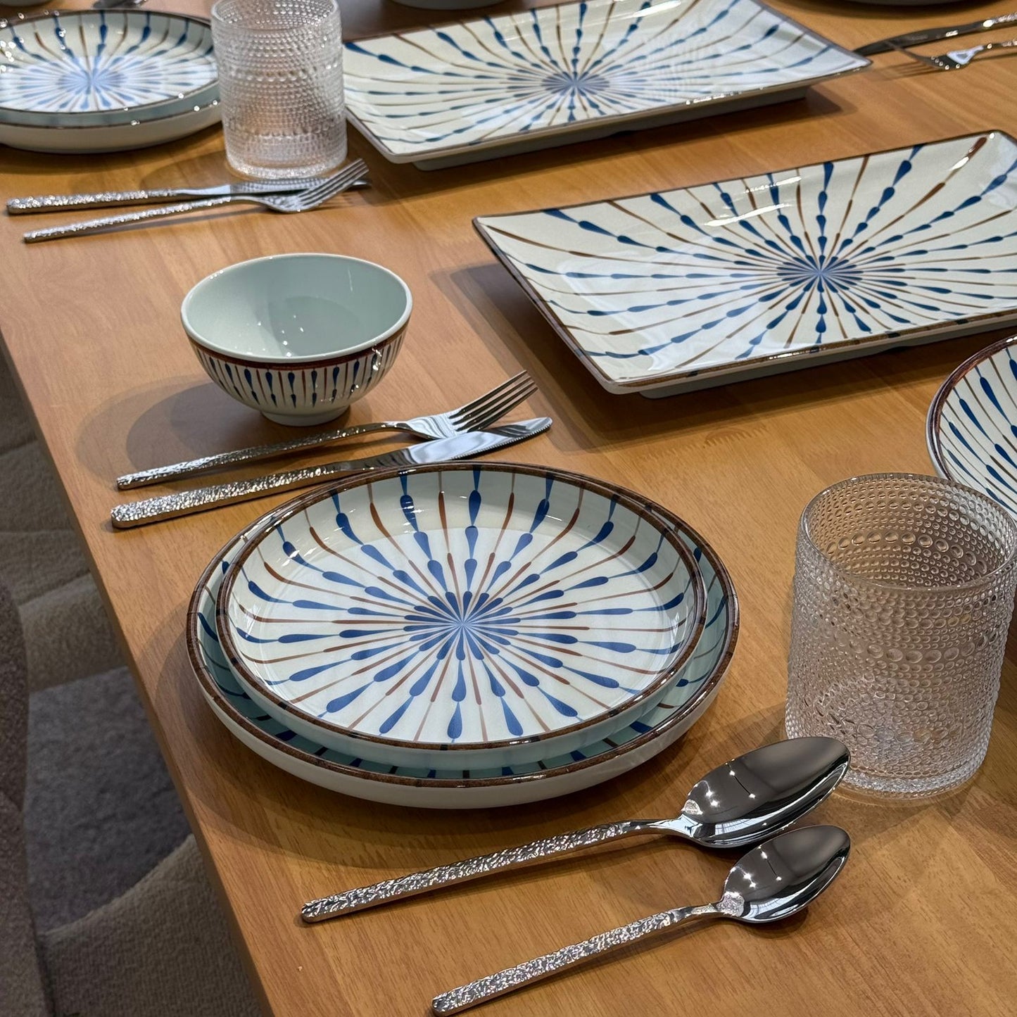 سێتێکی مۆدێرنی  نان خواردن بە نەخشی شین