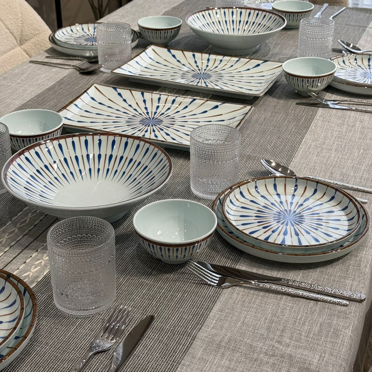 سێتێکی مۆدێرنی  نان خواردن بە نەخشی شین