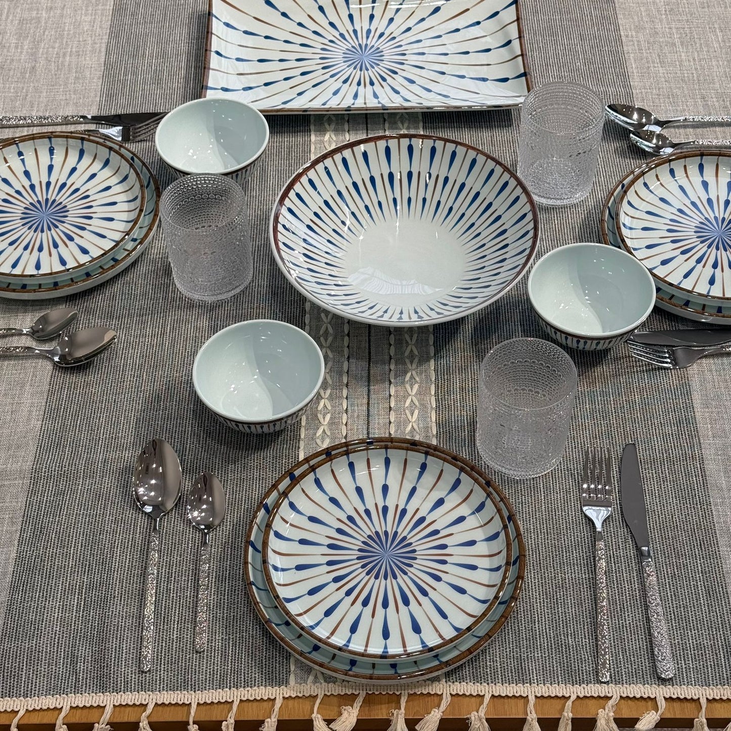 سێتێکی مۆدێرنی  نان خواردن بە نەخشی شین