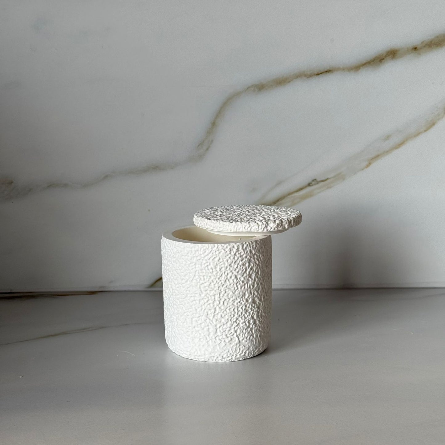 کۆکردنەوەی مۆمی دیکۆراتی سپی بە ڕەنگی لوکس