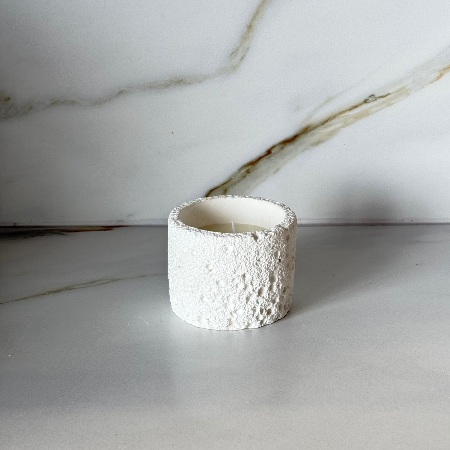 کۆکردنەوەی مۆمی دیکۆراتی سپی بە ڕەنگی لوکس