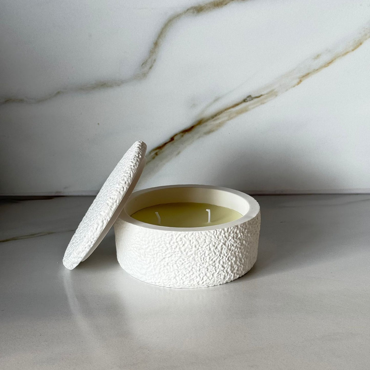 کۆکردنەوەی مۆمی دیکۆراتی سپی بە ڕەنگی لوکس