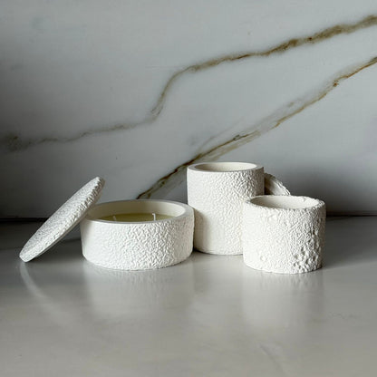 کۆکردنەوەی مۆمی دیکۆراتی سپی بە ڕەنگی لوکس