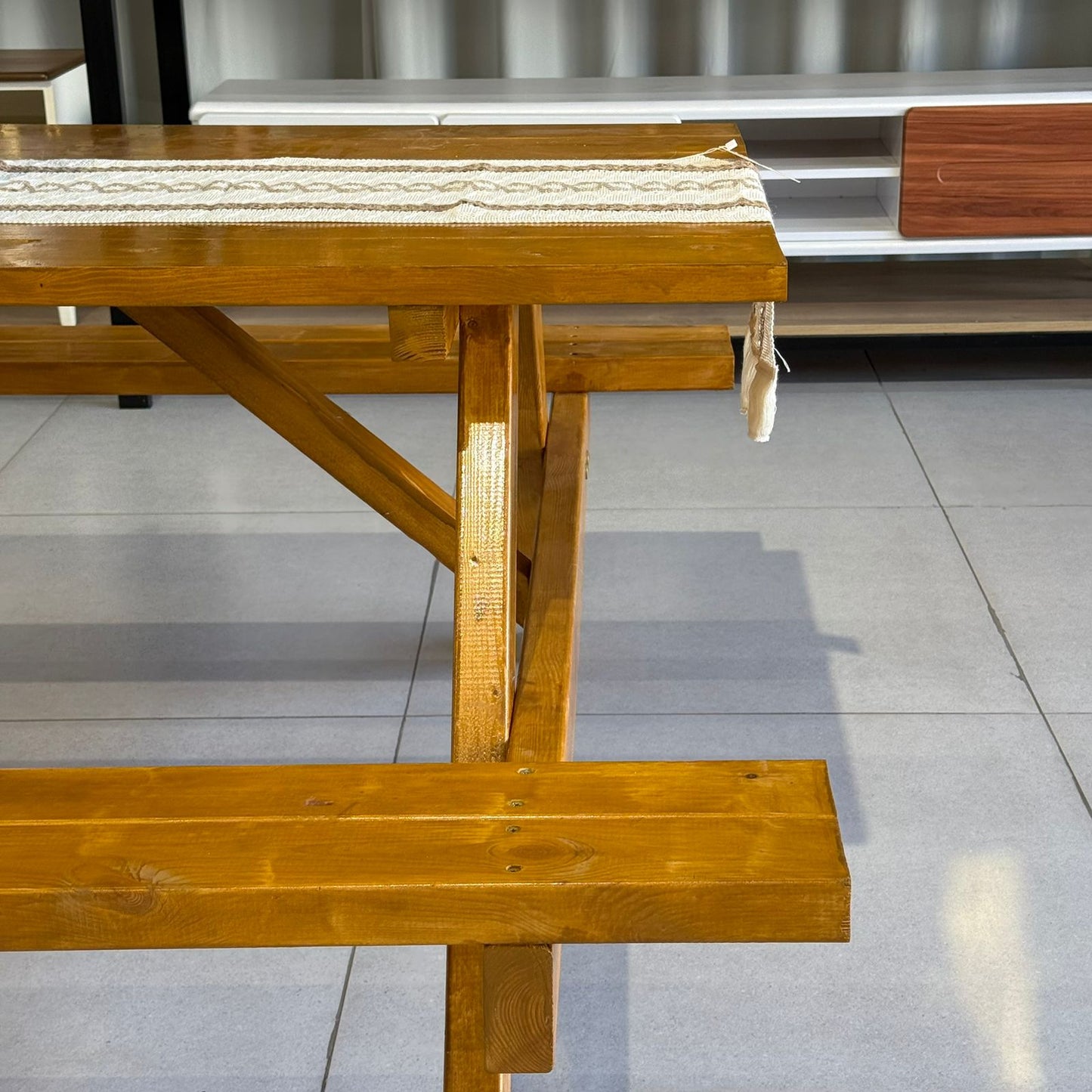 طاولة نزهة خارجية خشبية كلاسيكية مع مقاعد مدمجة