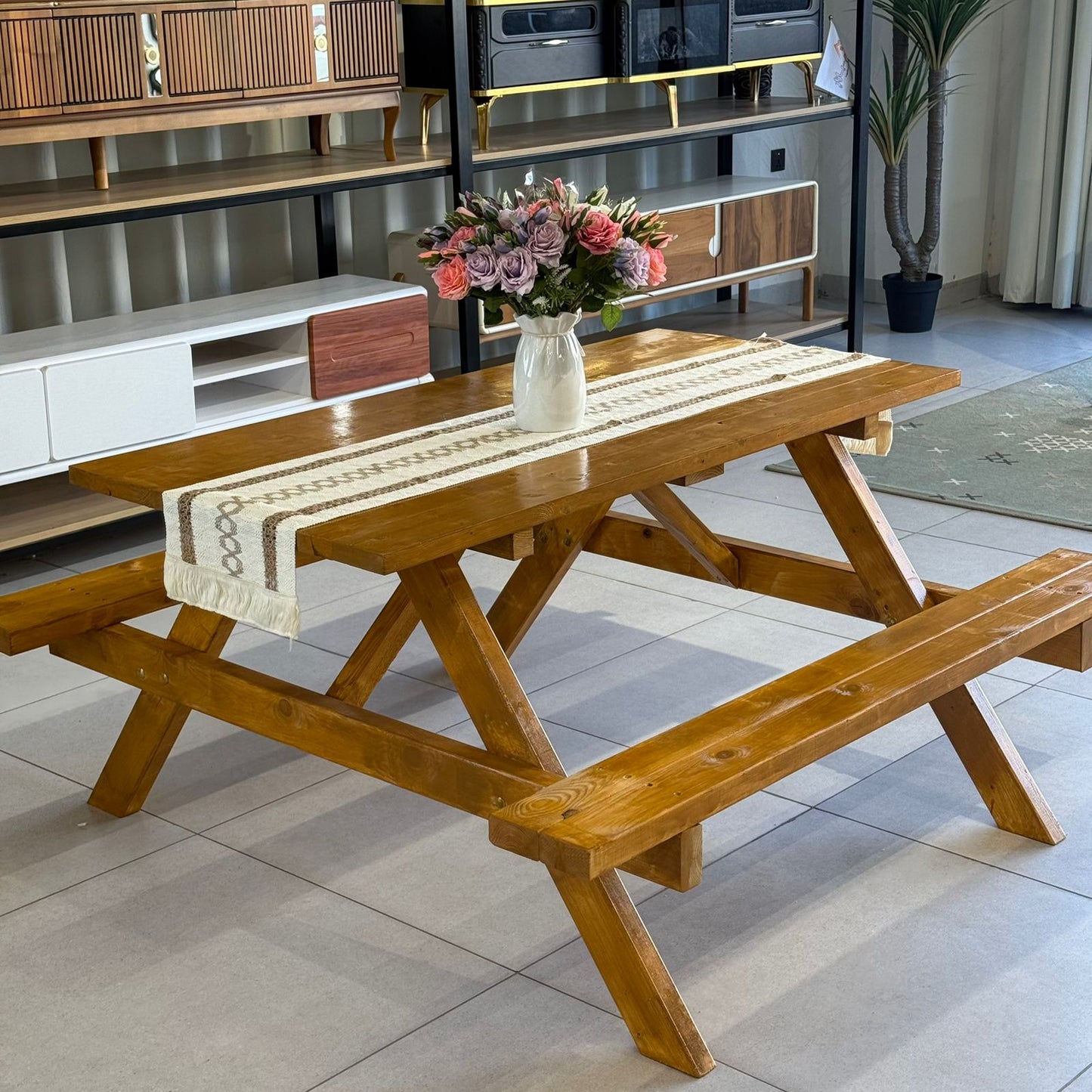 طاولة نزهة خارجية خشبية كلاسيكية مع مقاعد مدمجة