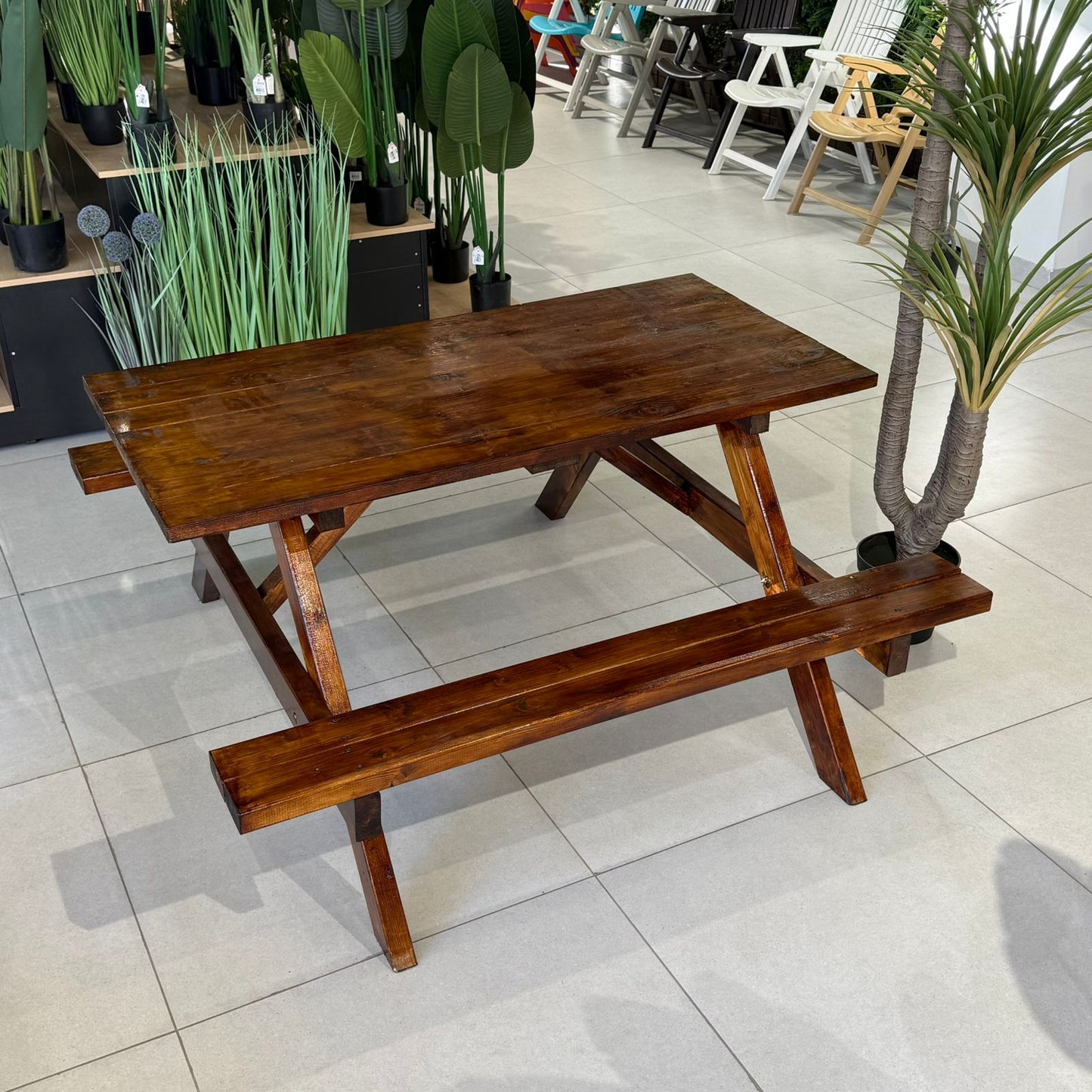 طاولة نزهة خارجية خشبية كلاسيكية مع مقاعد مدمجة