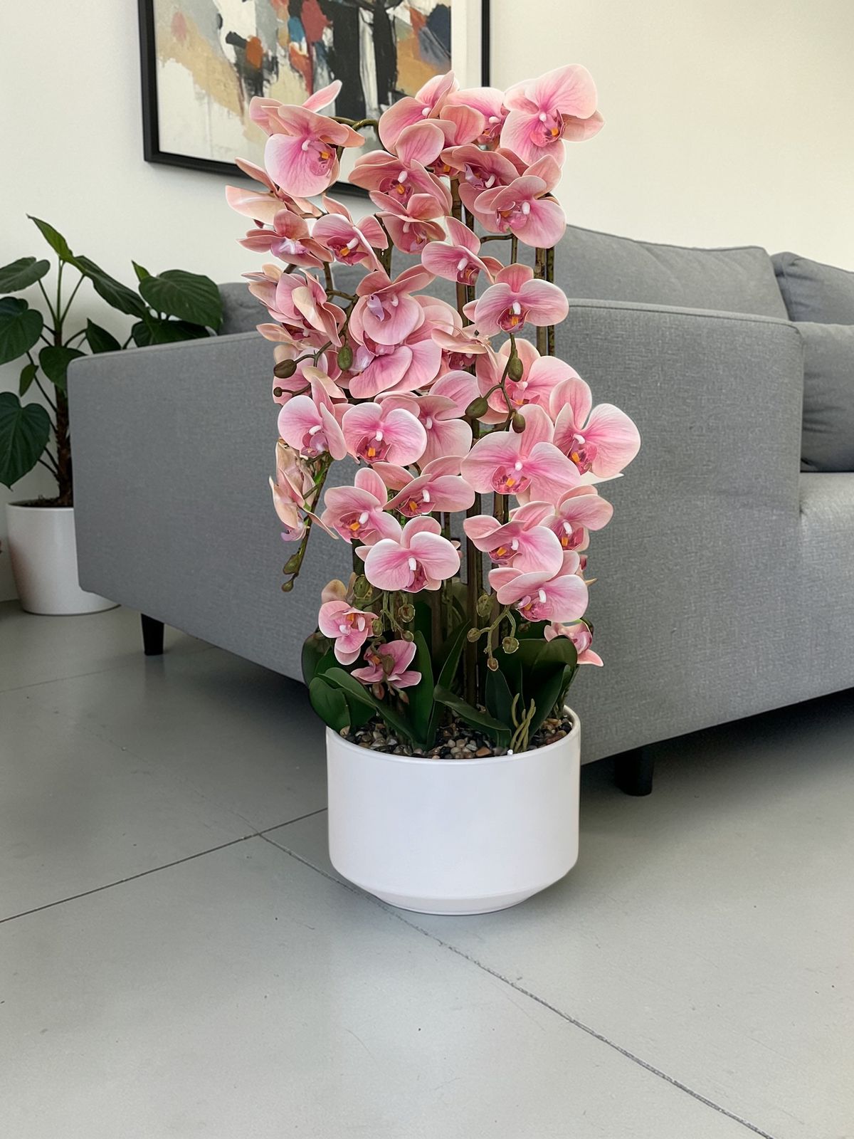 گوڵی دەستکردی ئۆرکید لوکس لەگەڵ گوڵدانێکی ڕازاوە