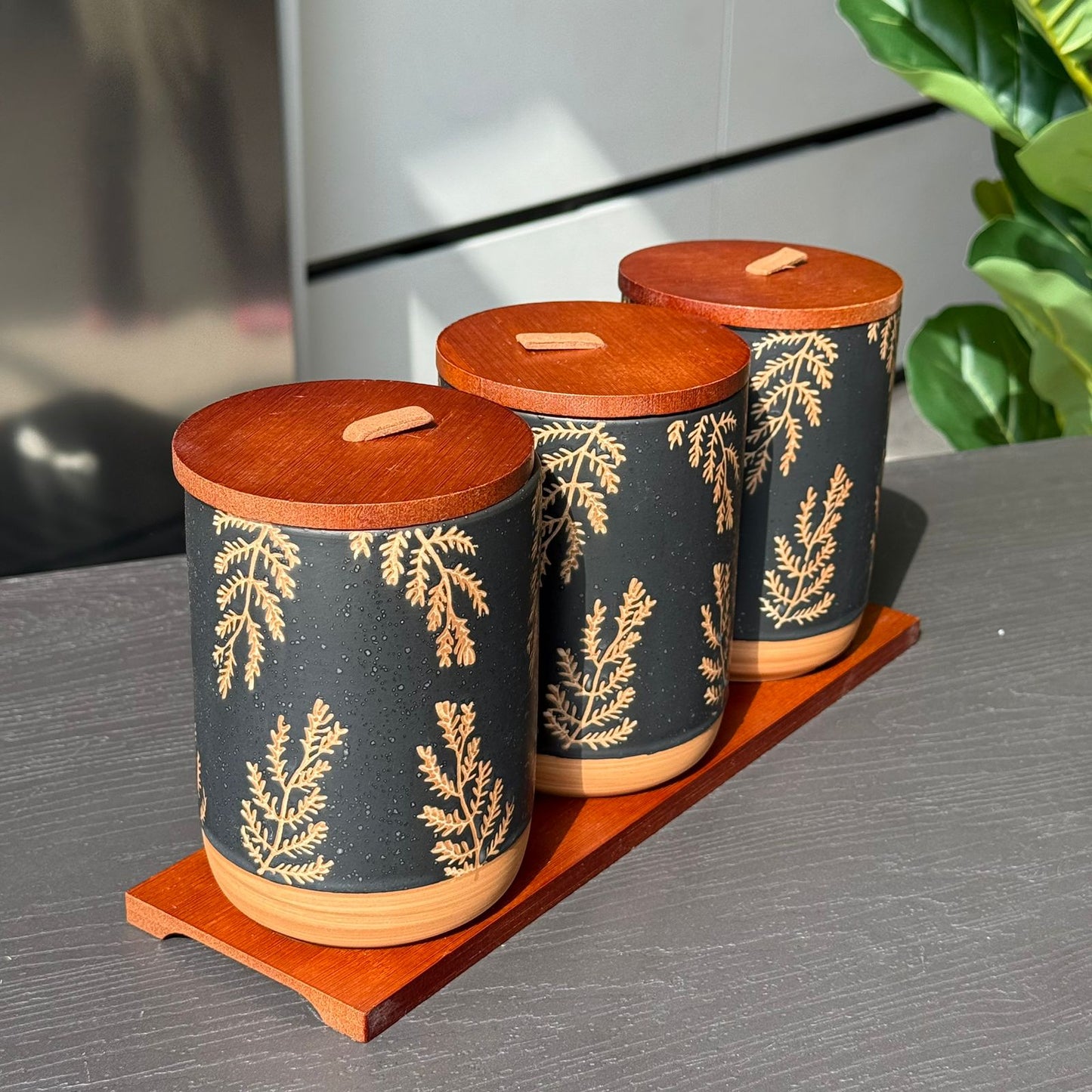 سێتی قاپی کێرەمیکی لوکس بۆ هەڵگرتن، بە سەرپۆشی دار و بنکەوە