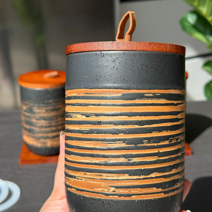 سێتی شوشەی کێرەمیکیی شیک بۆ هەڵگرتن، لەگەڵ سەرپۆشی دار و بنکە