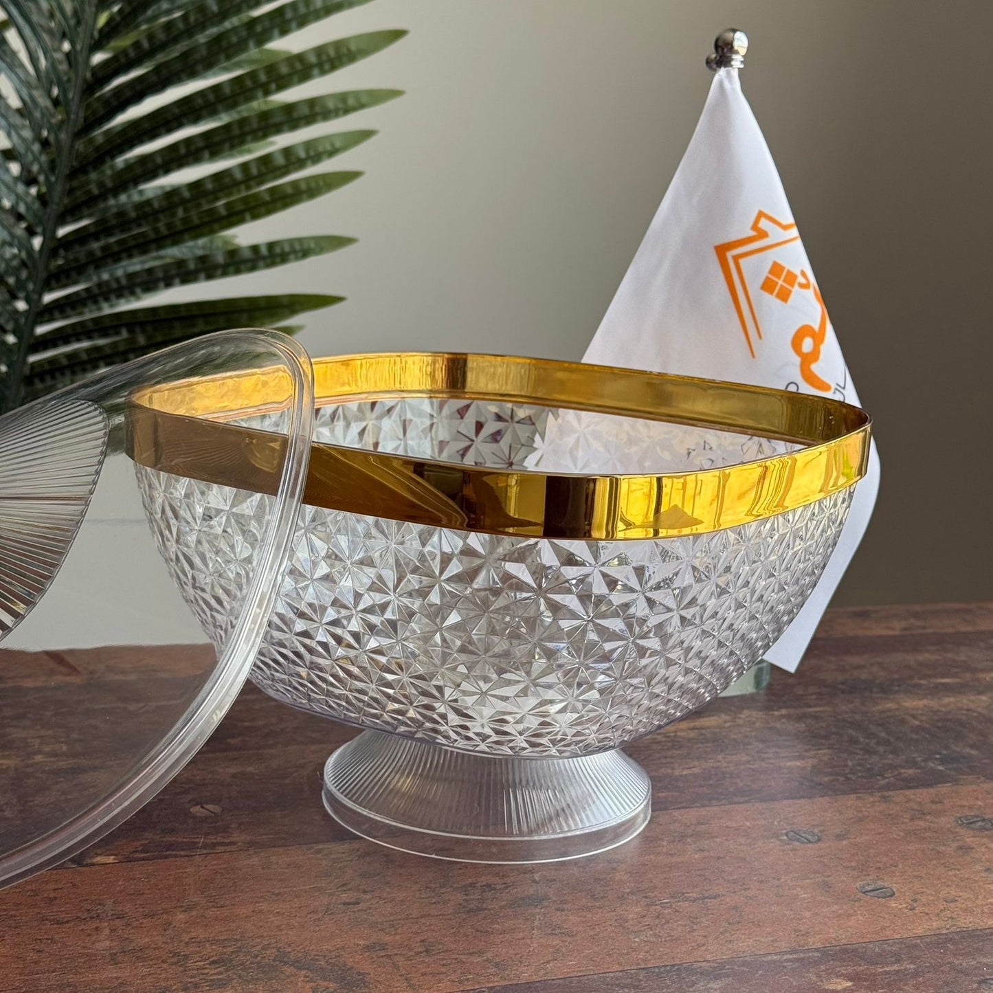 قاپێکی نایابی ڕازاوەی پێشکەشکردن بە سەرپۆش و لێواری زێڕین