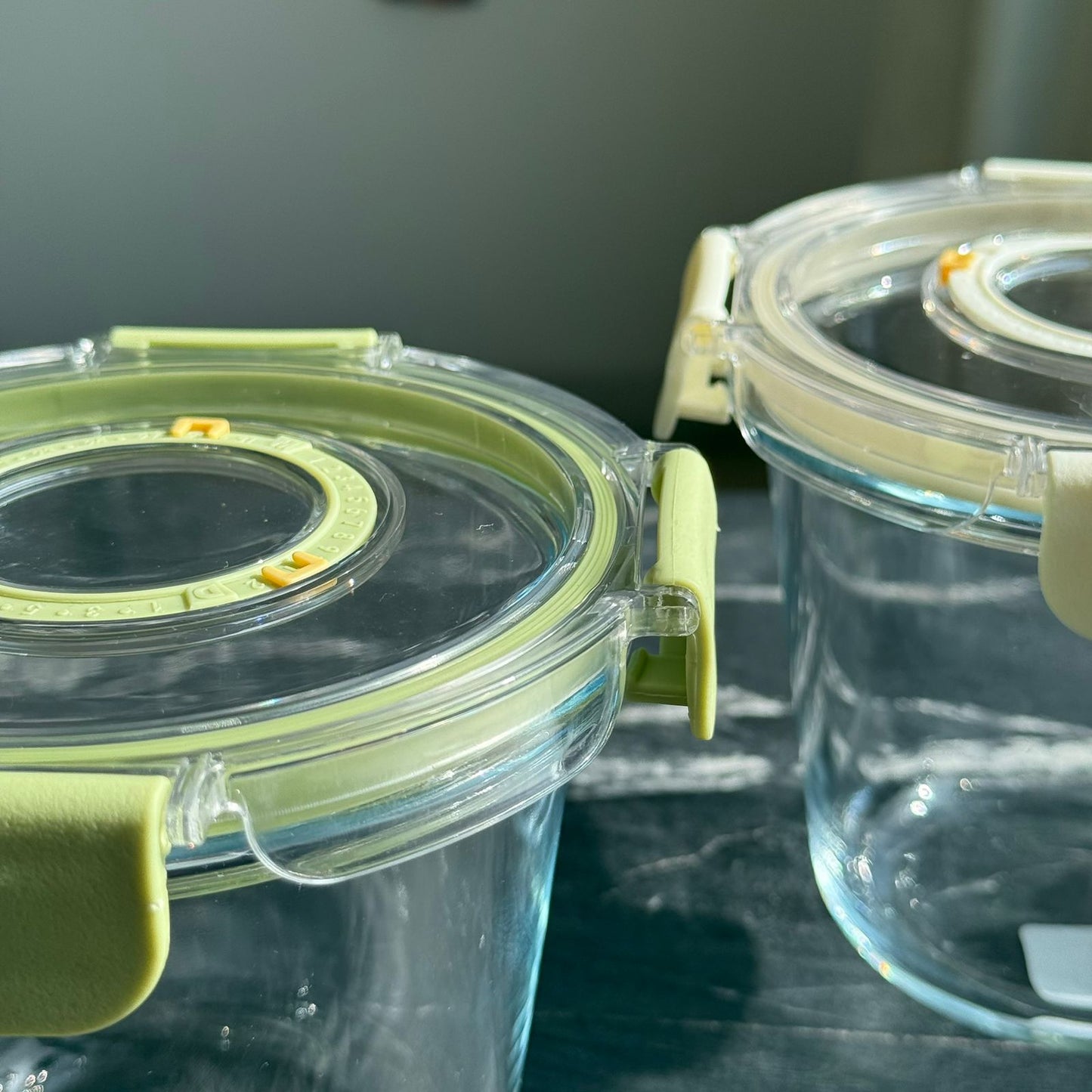 Modern Airtight Glass Food Storage Container with Dual Date Lid (Round)