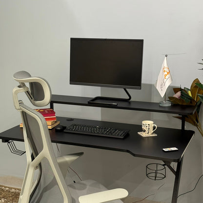 مكتب كمبيوتر حديث وبسيط مع حامل شاشة