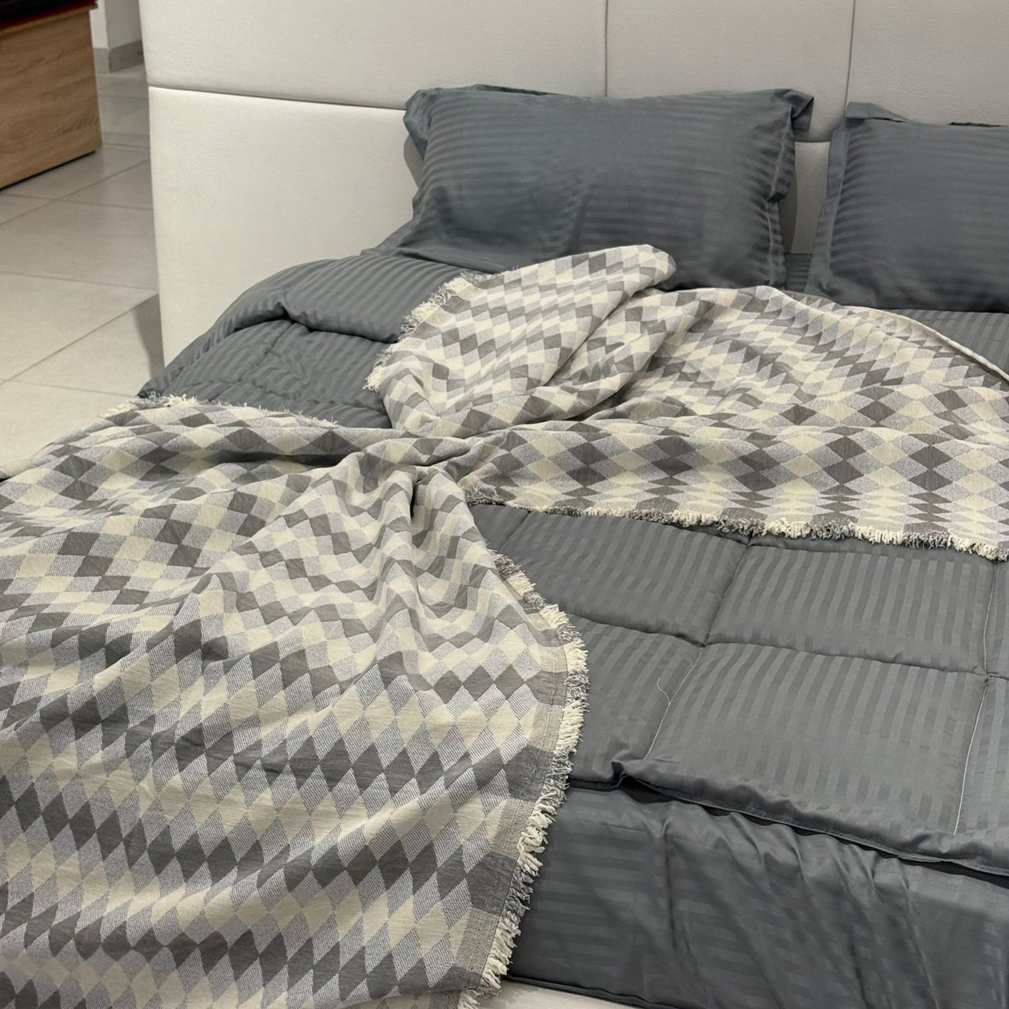 Modern Abstract Throw Blanket for Bed, Sofa & Floor Seating
