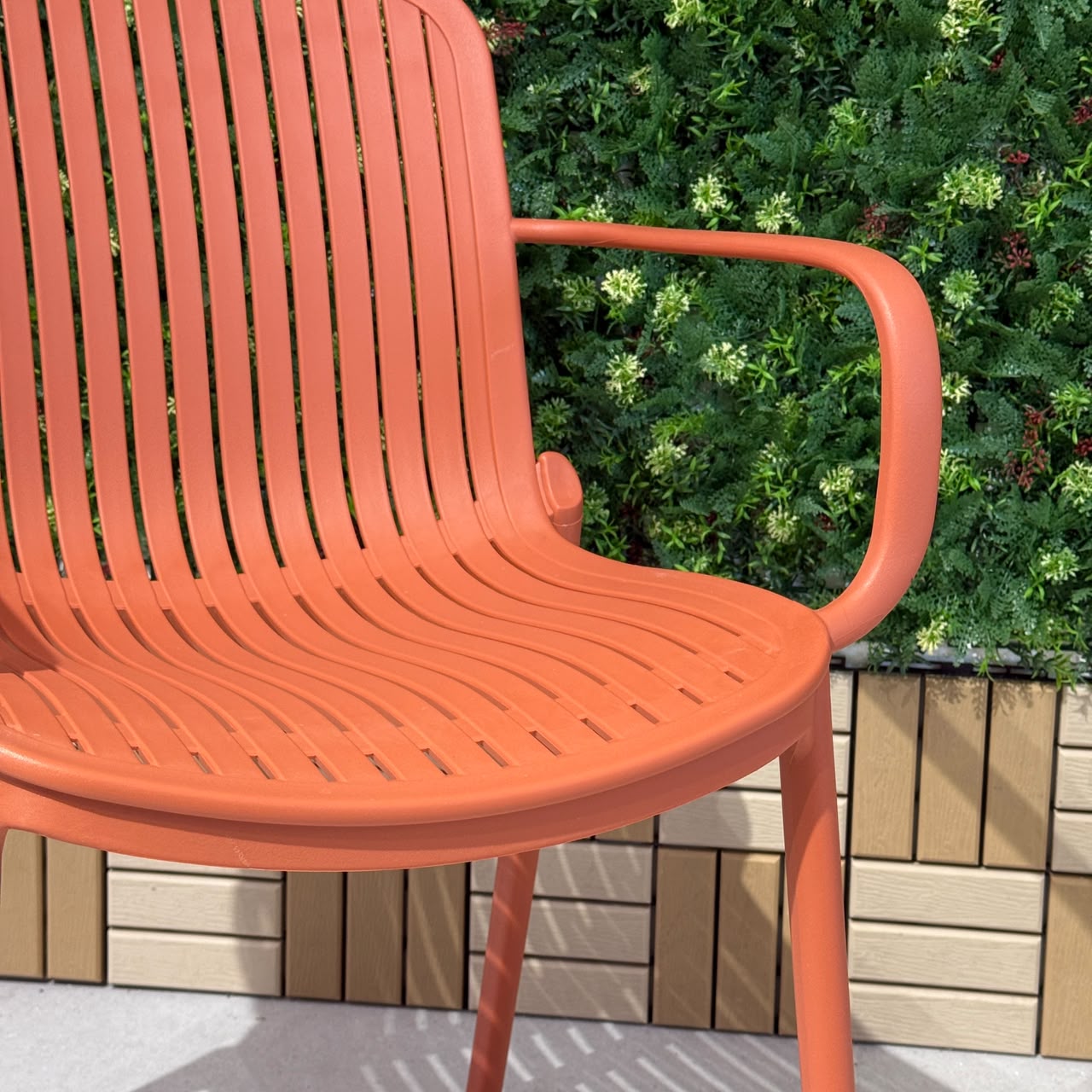 Arden DK-010F – كرسي بذراعين خارجي حديث
