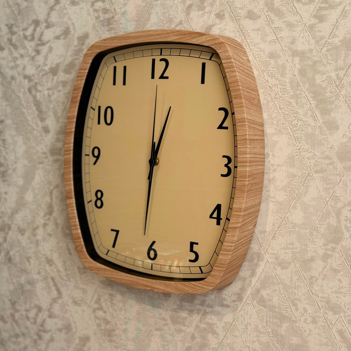 ساعة عرض ديكورية حديثة
