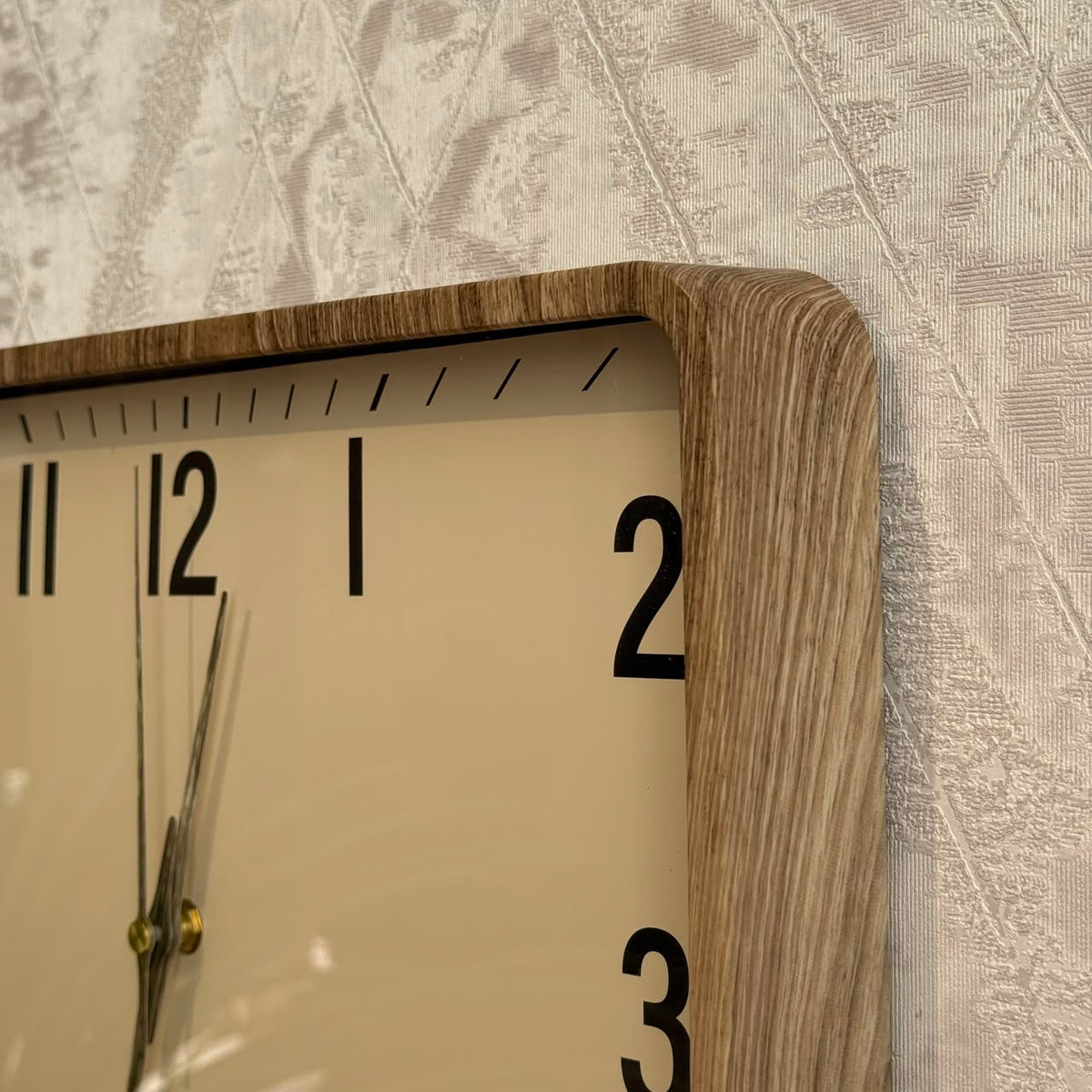 ساعة عرض ديكورية حديثة