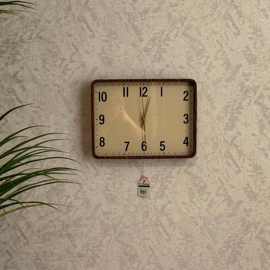 ساعة عرض ديكورية حديثة
