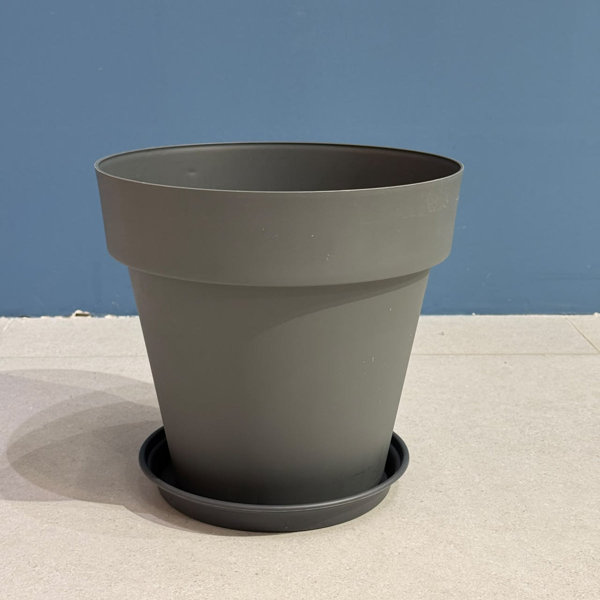 Classic Plastic Plant Pot with Saucer Tray