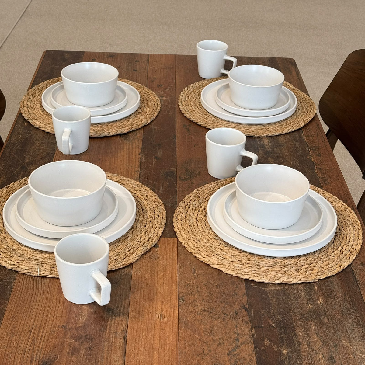 Modern Minimalist Ceramic Dinnerware Set - 16 PCS