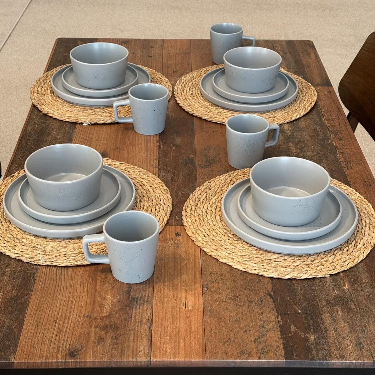 Modern Minimalist Ceramic Dinnerware Set - 16 PCS