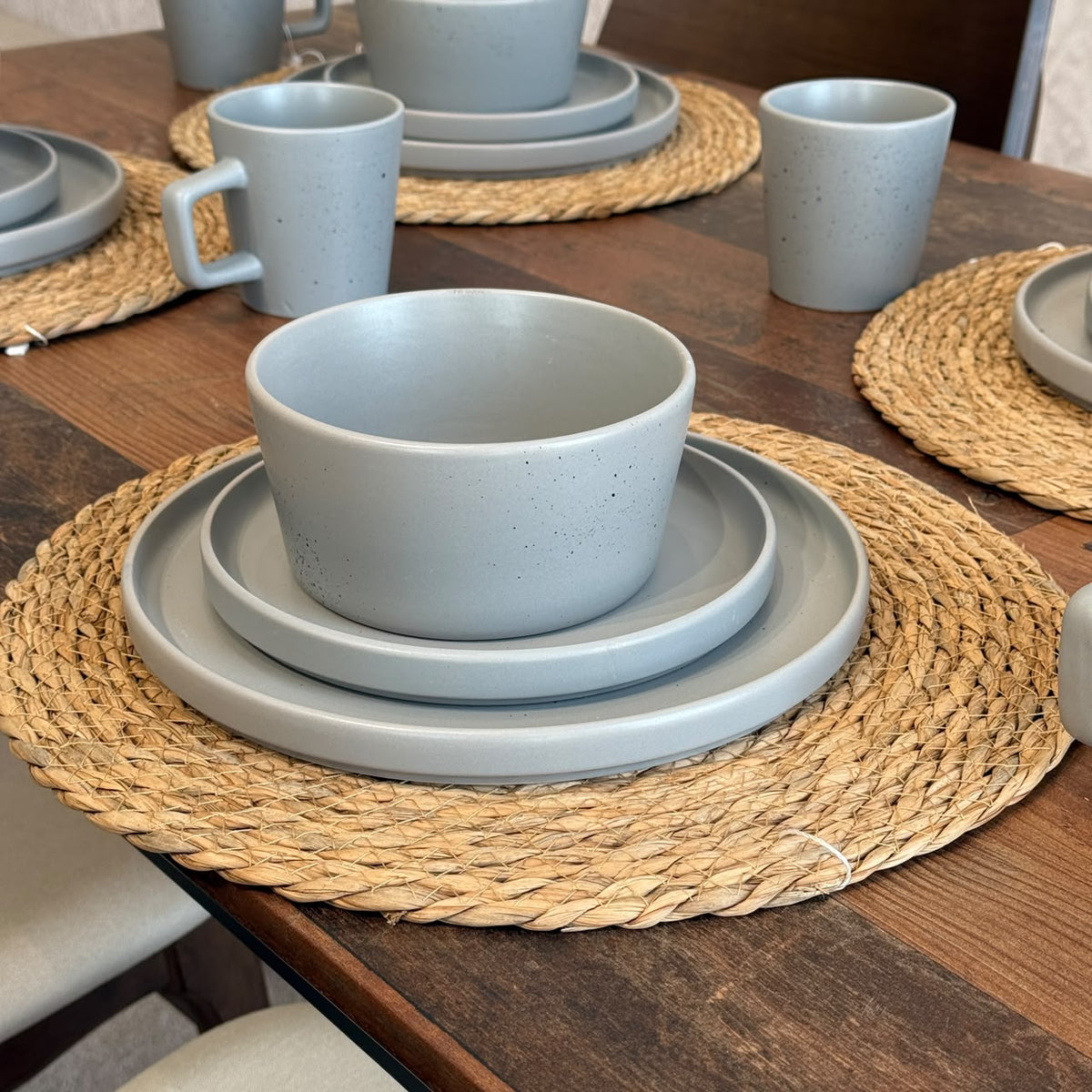 Modern Minimalist Ceramic Dinnerware Set - 16 PCS