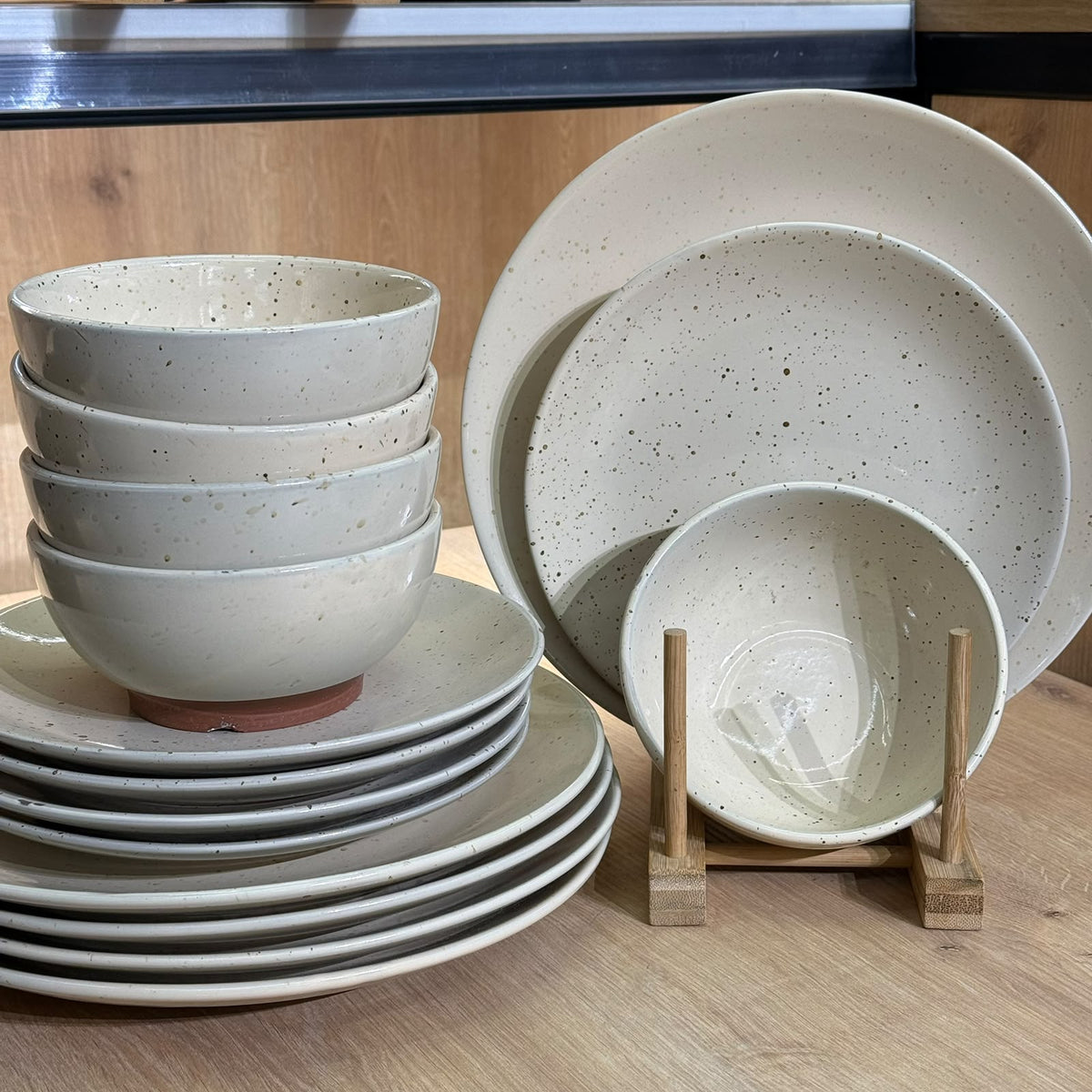 Luxury Ceramic Dinnerware Set - 18 PCS