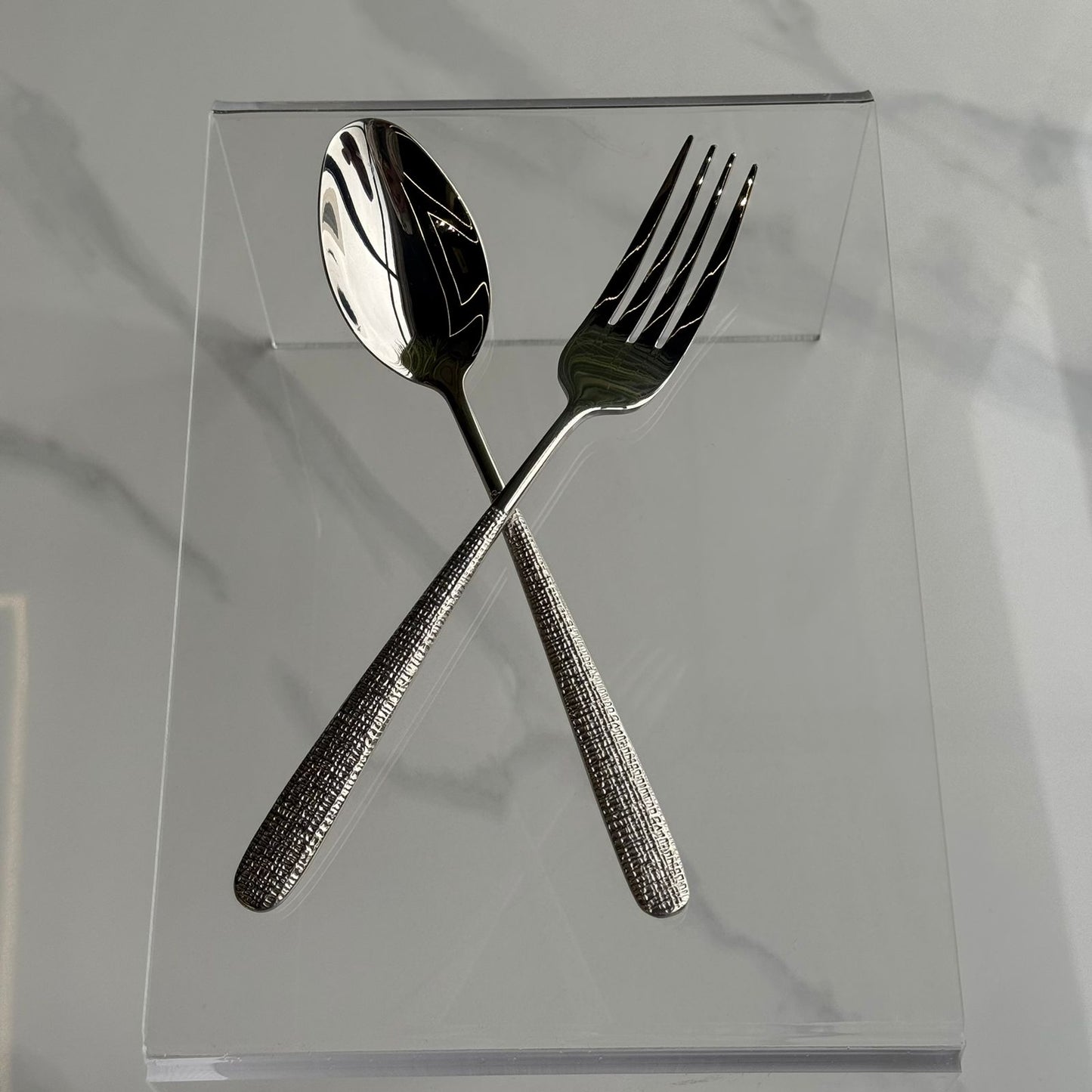 کەوچک و چەقۆی لوکسی پۆڵای ژەنگنەگر بە دەسکێکی ڕازاوەوە