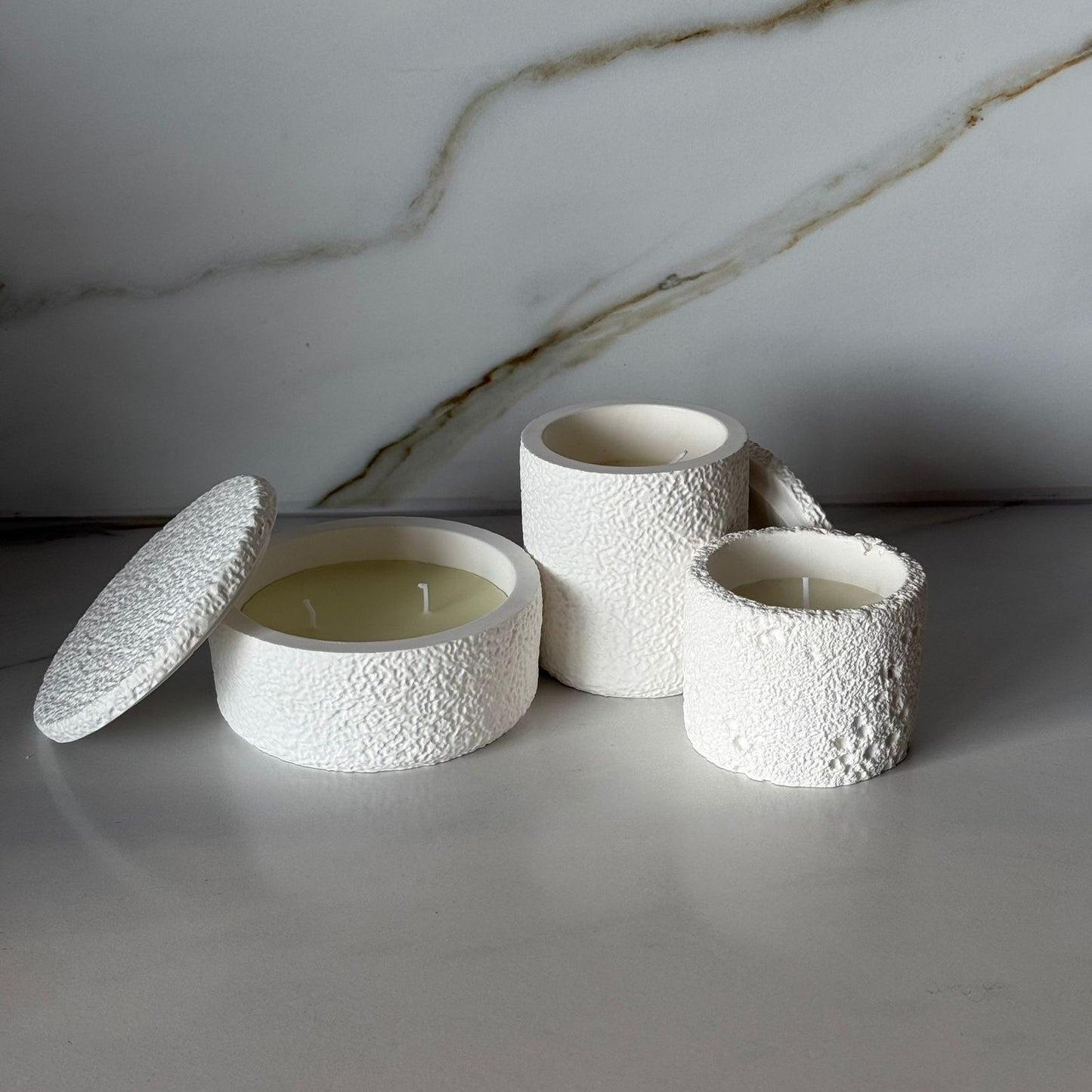 کۆکردنەوەی مۆمی دیکۆراتی سپی بە ڕەنگی لوکس