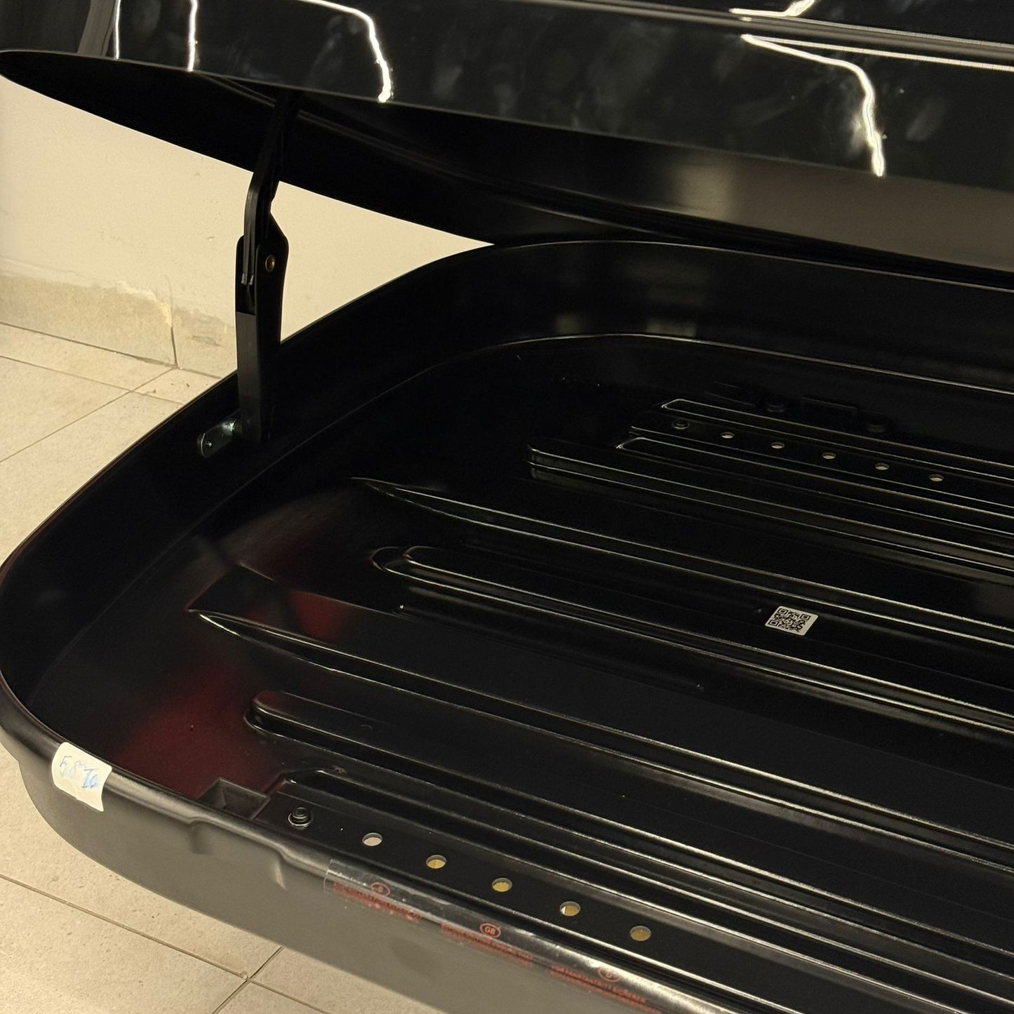 سندوقی بارهەڵگری سەربانی ئۆتۆمبێلی توێکڵی ڕەق – ڕەش بریقەدار