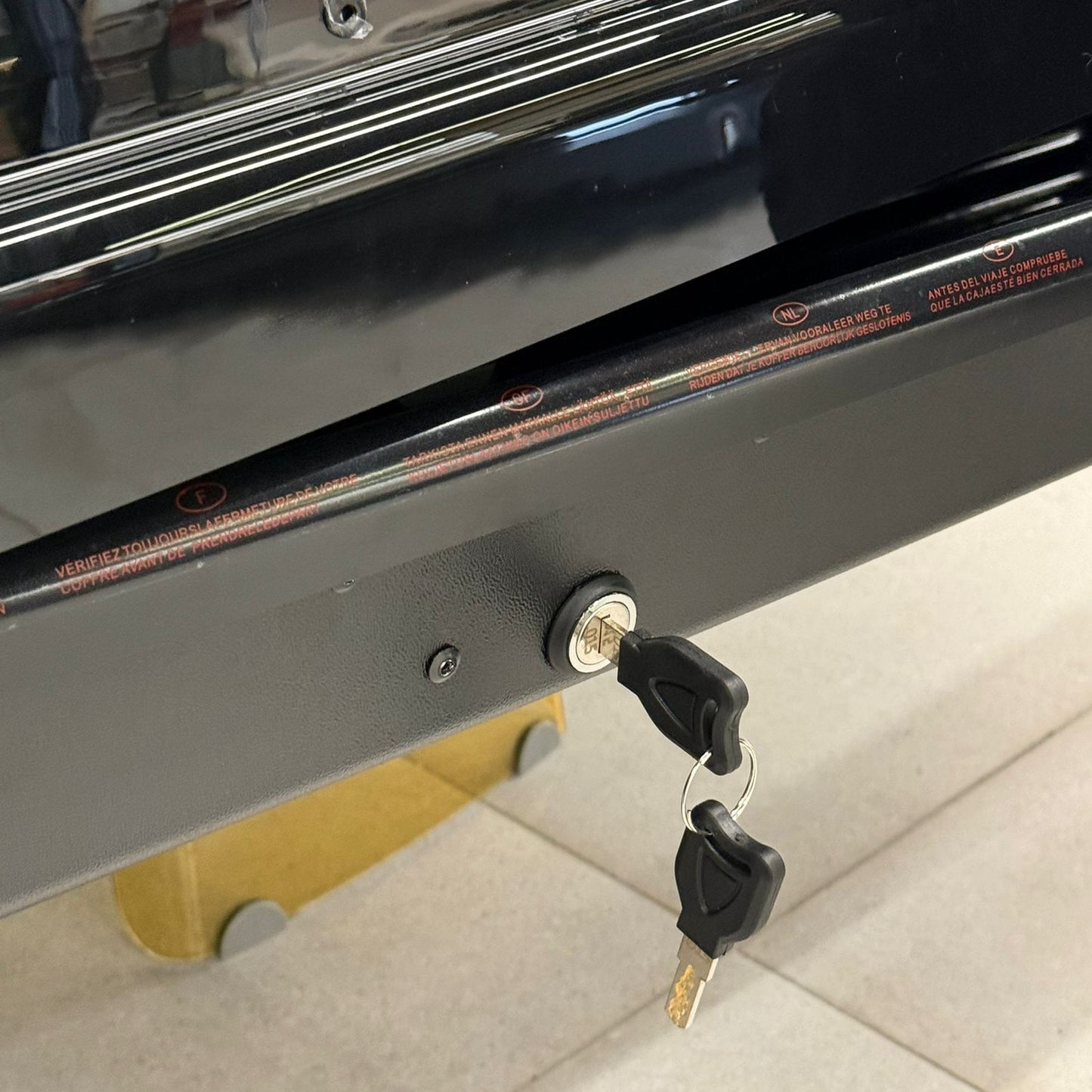 سندوقی بارهەڵگری سەربانی ئۆتۆمبێلی توێکڵی ڕەق – ڕەش بریقەدار