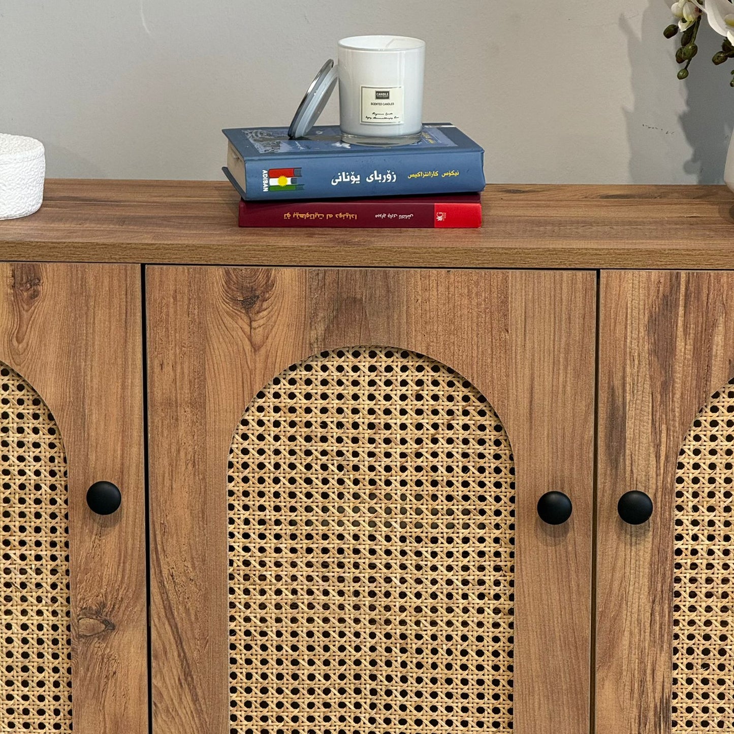 خزانة تخزين متعددة الأغراض من خشب الروطان الطبيعي ببابين وثلاثة أبواب