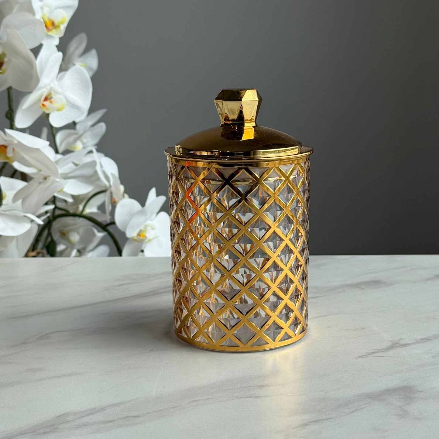 قاپێکی کەرەستەی ڕازاوەی لوکس بە سەرپۆشێکی زێڕین
