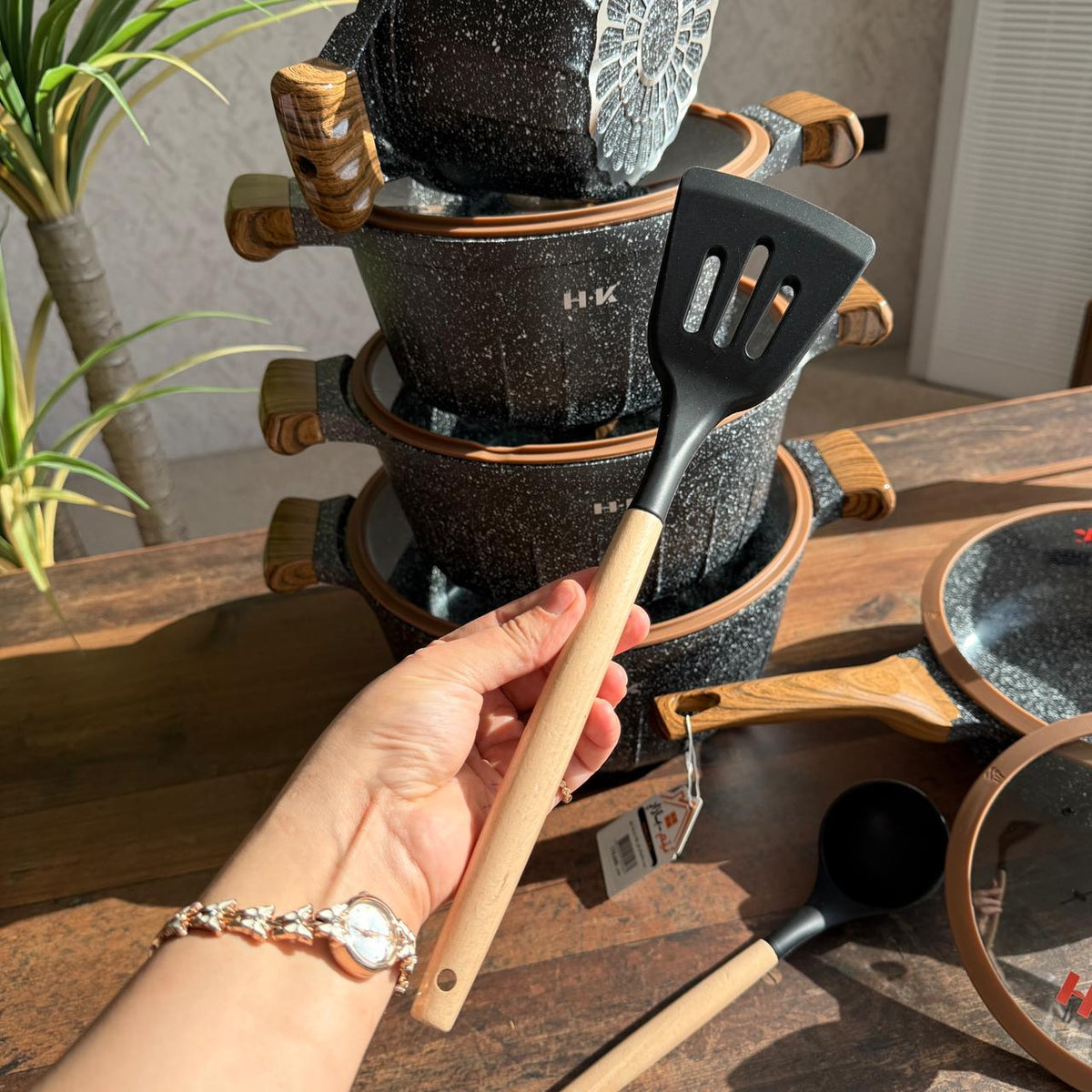 Luxury Non-Stick Cookware Set With Wooden-look handles