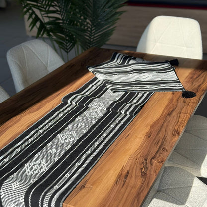 35 × 220 سم ڕاکەری مێزی تواوەی دیکۆراتی بە وردەکاری تاسڵ