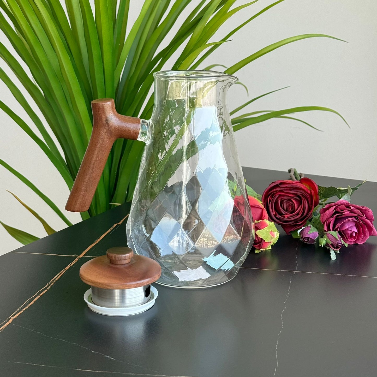 إبريق زجاجي أنيق بنمط ماسي مع مقبض وغطاء خشبي