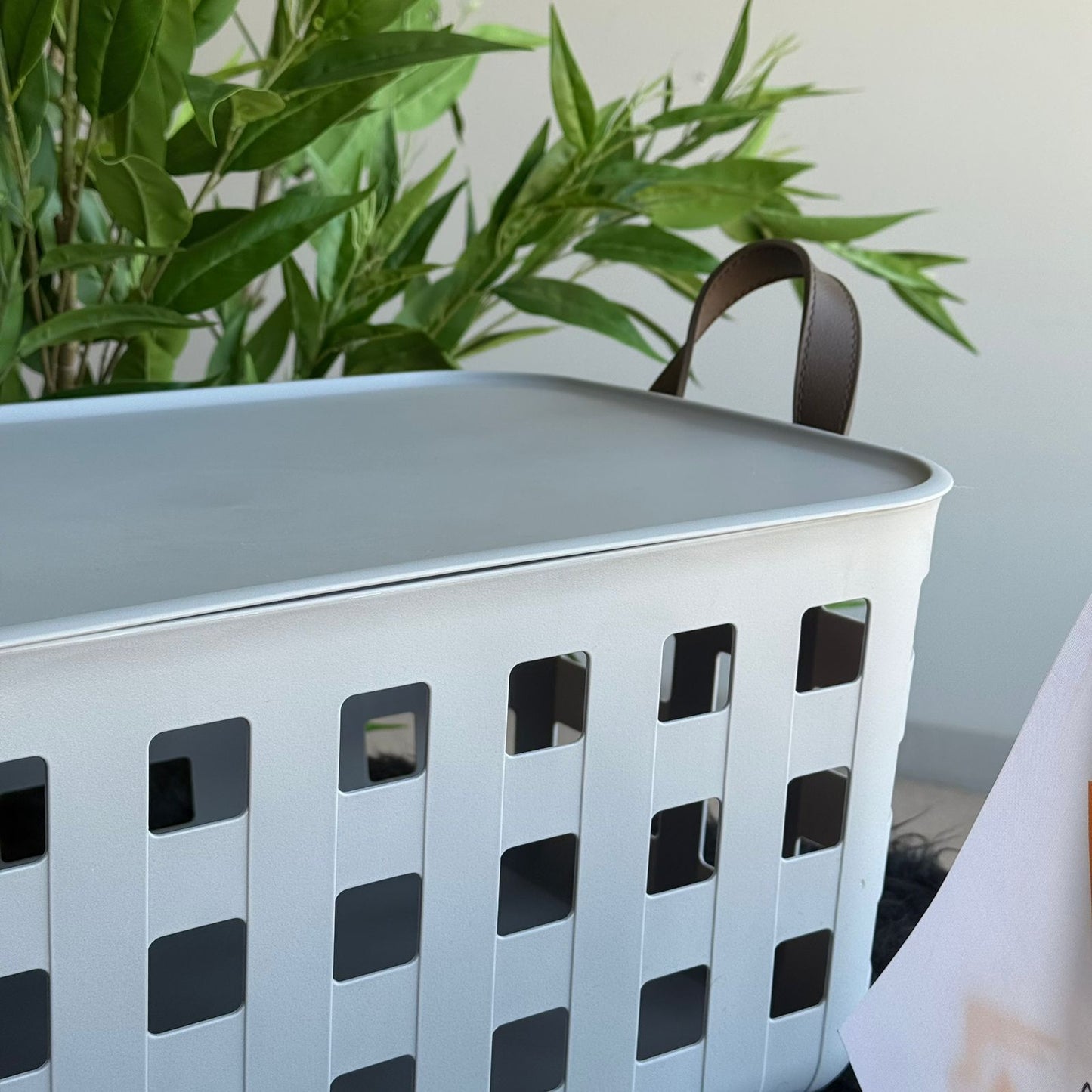 سلال تخزين بلاستيكية بتصميم قابل للتكديس والتهوية مع مقابض